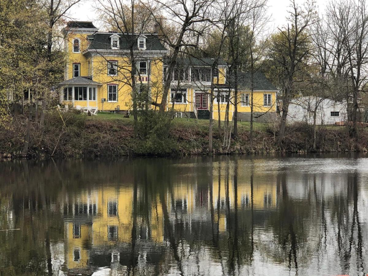 Pangea House Bed and Breakfast Gananoque Eksteriør billede